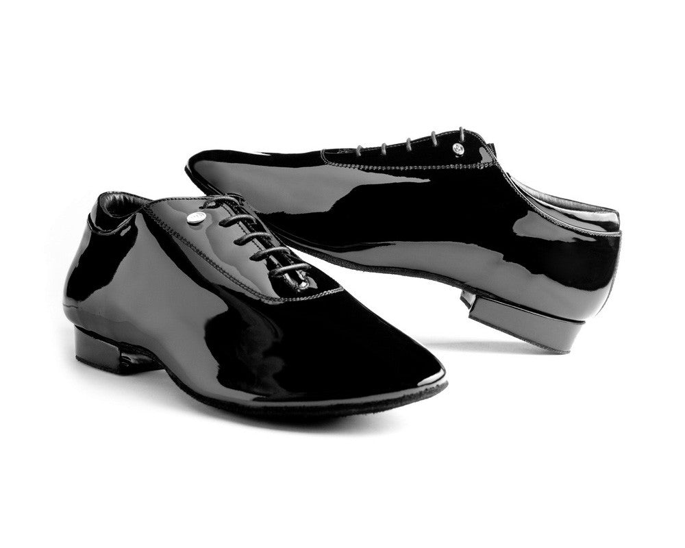 Paar glänzend schwarze PD020 PREMIUM Tanzschuhe von Portdance mit Schnürsenkeln und Metallkappen an Fersen und Zehen.